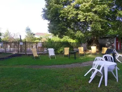 Jardin de l'établissement ZEcamping 3 avec piscine chauffée snack bar et restaurant
