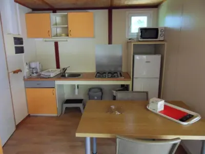 Cuisine ou kitchenette dans l'établissement ZEcamping 3 avec piscine chauffée snack bar et restaurant