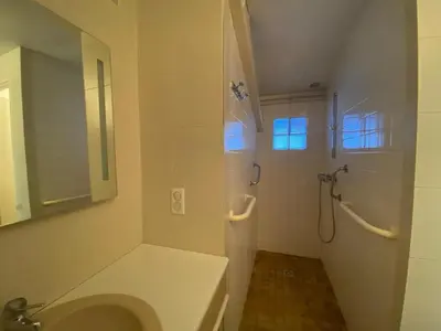 Salle de bains dans l'établissement Grande maison landaise près du port de Capbreton, 4 chambres, jardin, animaux admis - FR-1-413-232