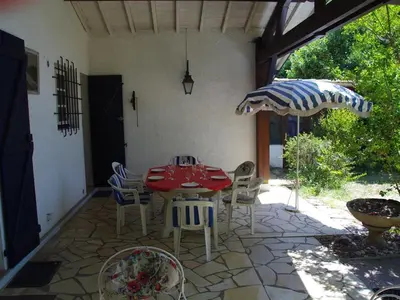 Terrasse ou espace extérieur de l'établissement Grande maison landaise près du port de Capbreton, 4 chambres, jardin, animaux admis - FR-1-413-232