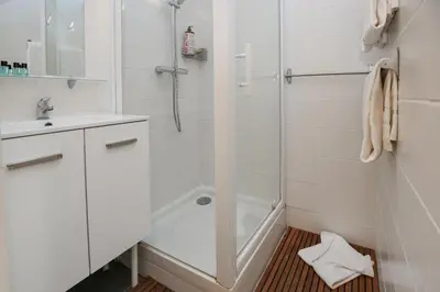 Salle de bains dans l'établissement La Dune d'Or - Vue Mer, Studio face à la Plage avec Terrasse