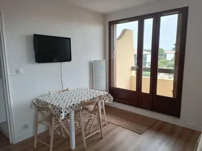 Télévision ou salle de divertissement dans l'établissement Appartement T2, proche de la mer