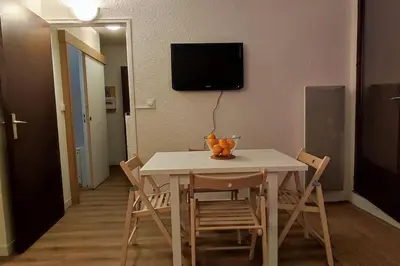 Télévision ou salle de divertissement dans l'établissement Appartement T2, proche de la mer