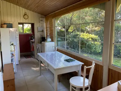 Cuisine ou kitchenette dans l'établissement Maison de Charme pour 6 à Biscarrosse-Plage, Proche Centre, Jardin, BBQ, Non-Fumeur, Animaux Non Admis - FR-1-521-229