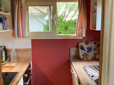 Cuisine ou kitchenette dans l'établissement Maison de Charme pour 6 à Biscarrosse-Plage, Proche Centre, Jardin, BBQ, Non-Fumeur, Animaux Non Admis - FR-1-521-229