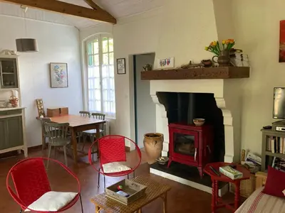 Coin salon dans l'établissement Maison de Charme pour 6 à Biscarrosse-Plage, Proche Centre, Jardin, BBQ, Non-Fumeur, Animaux Non Admis - FR-1-521-229