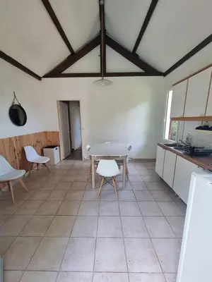 Cuisine ou kitchenette dans l'établissement Maison vacances les fougères