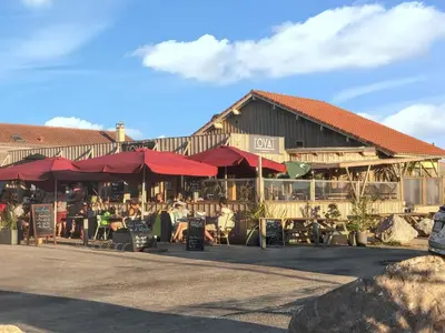 Restaurant ou autre lieu de restauration dans l'établissement Charmant appartement à Saint-Julien 40 m² avec vue jardin
