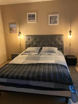 Un ou plusieurs lits dans un hébergement de l'établissement Charmant appartement à Saint-Julien 40 m² avec vue jardin