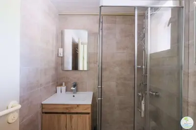 Salle de bains dans l'établissement Biscarrosse Lac- Joli duplex 6 personnes proche du lac