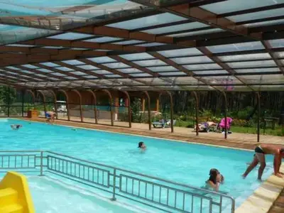 Piscine de l'établissement ZEcamping 4 animé chiens acceptés familial piscine couverte ou située à proximité