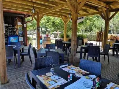 Restaurant ou autre lieu de restauration dans l'établissement ZEcamping 4 animé chiens acceptés familial piscine couverte