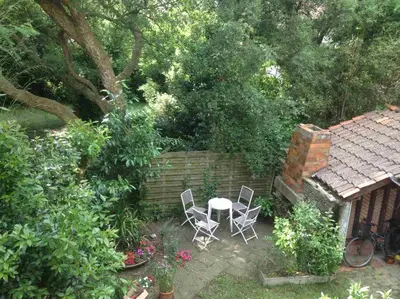 Jardin de l'établissement logement privé centre Hossegor jardin parking