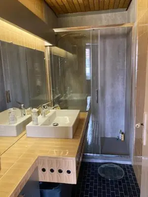 Salle de bains dans l'établissement logement privé centre Hossegor jardin parking