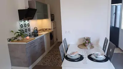 Cuisine ou kitchenette dans l'établissement Maison Du Lac.