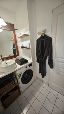 Salle de bains dans l'établissement Very quiet house with shared swimming pool