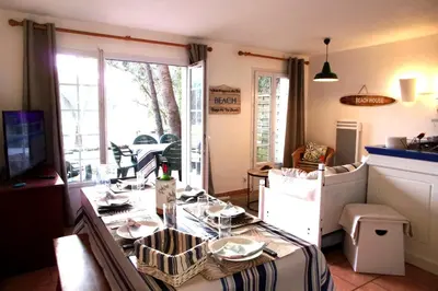 Cuisine ou kitchenette dans l'établissement Very quiet house with shared swimming pool