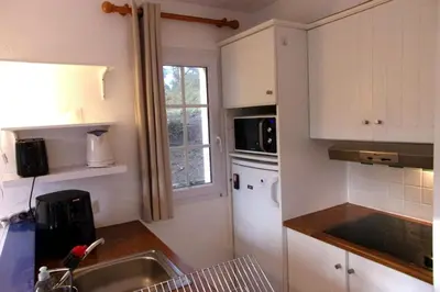 Cuisine ou kitchenette dans l'établissement Very quiet house with shared swimming pool