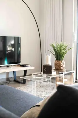Télévision ou salle de divertissement dans l'établissement Le Bonamour - Élégance et sérénité entre plage et port