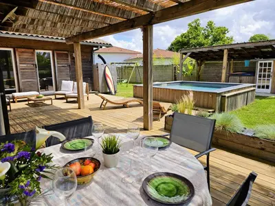 Jardin de l'établissement Spacieuse maison avec piscine, 9km de l'océan.