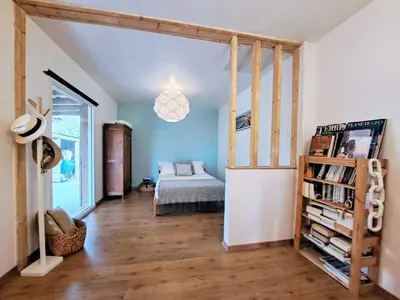 Un ou plusieurs lits dans un hébergement de l'établissement Spacieuse maison avec piscine, 9km de l'océan.