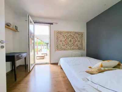 Un ou plusieurs lits dans un hébergement de l'établissement Spacieuse maison avec piscine, 9km de l'océan.