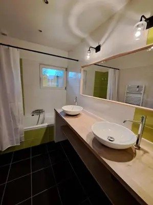 Salle de bains dans l'établissement Spacieuse maison avec piscine, 9km de l'océan.