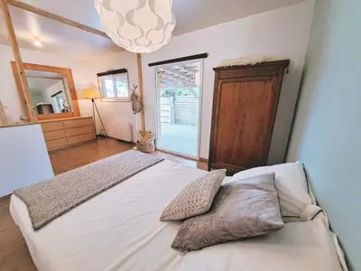 Un ou plusieurs lits dans un hébergement de l'établissement Spacieuse maison avec piscine, 9km de l'océan.
