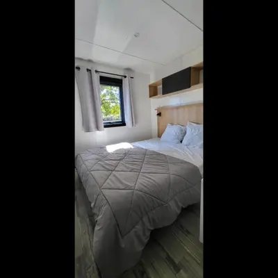 Un ou plusieurs lits dans un hébergement de l'établissement Mobil Home Premium 3 ch Camping 5 Biscarrosse Mayotte F64