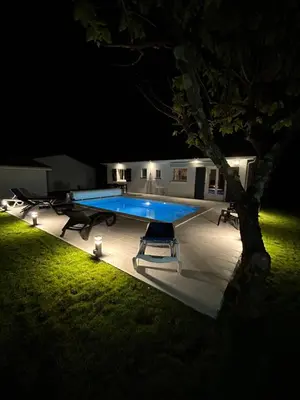 Piscine de l'établissement VILLA LAUNA GUJAN ou située à proximité