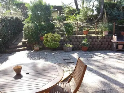 Jardin de l'établissement Maison moderne et traditionnelle à 300m de la plage, avec jardin, barbecue et parking privé - FR-1-413-234