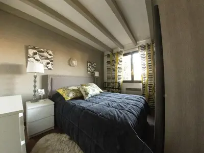 Un ou plusieurs lits dans un hébergement de l'établissement Maison moderne et traditionnelle à 300m de la plage, avec jardin, barbecue et parking privé - FR-1-413-234