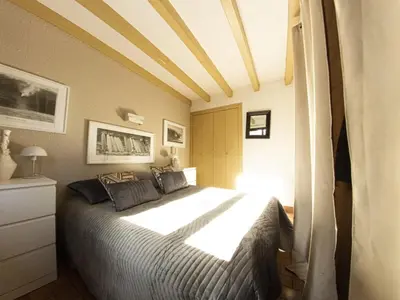 Un ou plusieurs lits dans un hébergement de l'établissement Maison moderne et traditionnelle à 300m de la plage, avec jardin, barbecue et parking privé - FR-1-413-234
