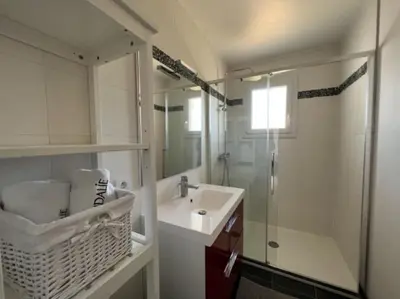 Salle de bains dans l'établissement Maison moderne avec piscine