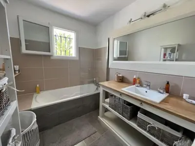 Salle de bains dans l'établissement Maison moderne avec piscine