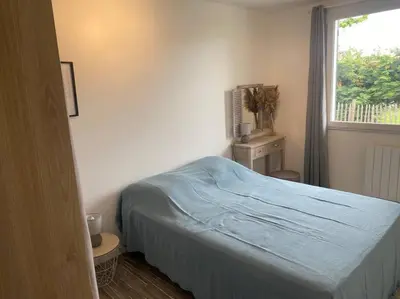 Un ou plusieurs lits dans un hébergement de l'établissement Maison mitoyenne chaleureuse avec piscine chauffée