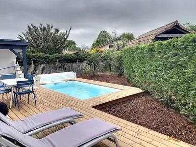 Piscine de l'établissement Maison mitoyenne chaleureuse avec piscine chauffée ou située à proximité