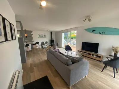 Télévision ou salle de divertissement dans l'établissement Maison mitoyenne chaleureuse avec piscine chauffée