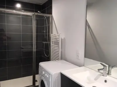 Salle de bains dans l'établissement Maison rénovée au calme