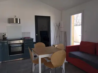 Cuisine ou kitchenette dans l'établissement Maison rénovée au calme