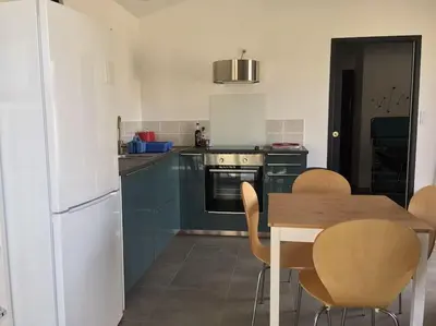 Cuisine ou kitchenette dans l'établissement Maison rénovée au calme