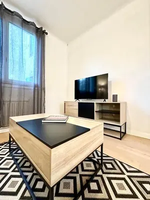 Télévision ou salle de divertissement dans l'établissement L'Évasion - Centre-Ville & Garage Privé
