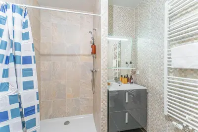 Salle de bains dans l'établissement Chez Benjamin - Appt terrasse avec piscine commune