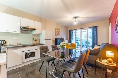 Cuisine ou kitchenette dans l'établissement Chez Benjamin - Appt terrasse avec piscine commune