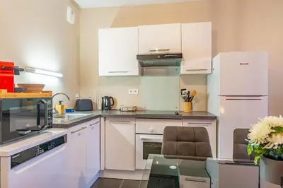 Cuisine ou kitchenette dans l'établissement Chez Benjamin - Appt terrasse avec piscine commune