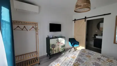 Télévision ou salle de divertissement dans l'établissement Villas Floryanne