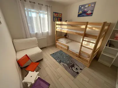 Un ou plusieurs lits dans un hébergement de l'établissement Maison familiale avec jardin, proche Dune du Pyla - 3 chambres - TV, WiFi, parking - FR-1-319-536