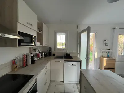 Cuisine ou kitchenette dans l'établissement Maison familiale avec jardin, proche Dune du Pyla - 3 chambres - TV, WiFi, parking - FR-1-319-536