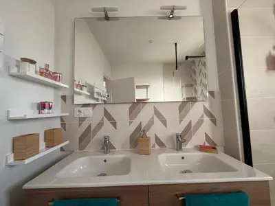 Salle de bains dans l'établissement Maison familiale avec jardin, proche Dune du Pyla - 3 chambres - TV, WiFi, parking - FR-1-319-536