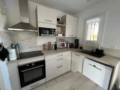 Cuisine ou kitchenette dans l'établissement Maison familiale avec jardin, proche Dune du Pyla - 3 chambres - TV, WiFi, parking - FR-1-319-536